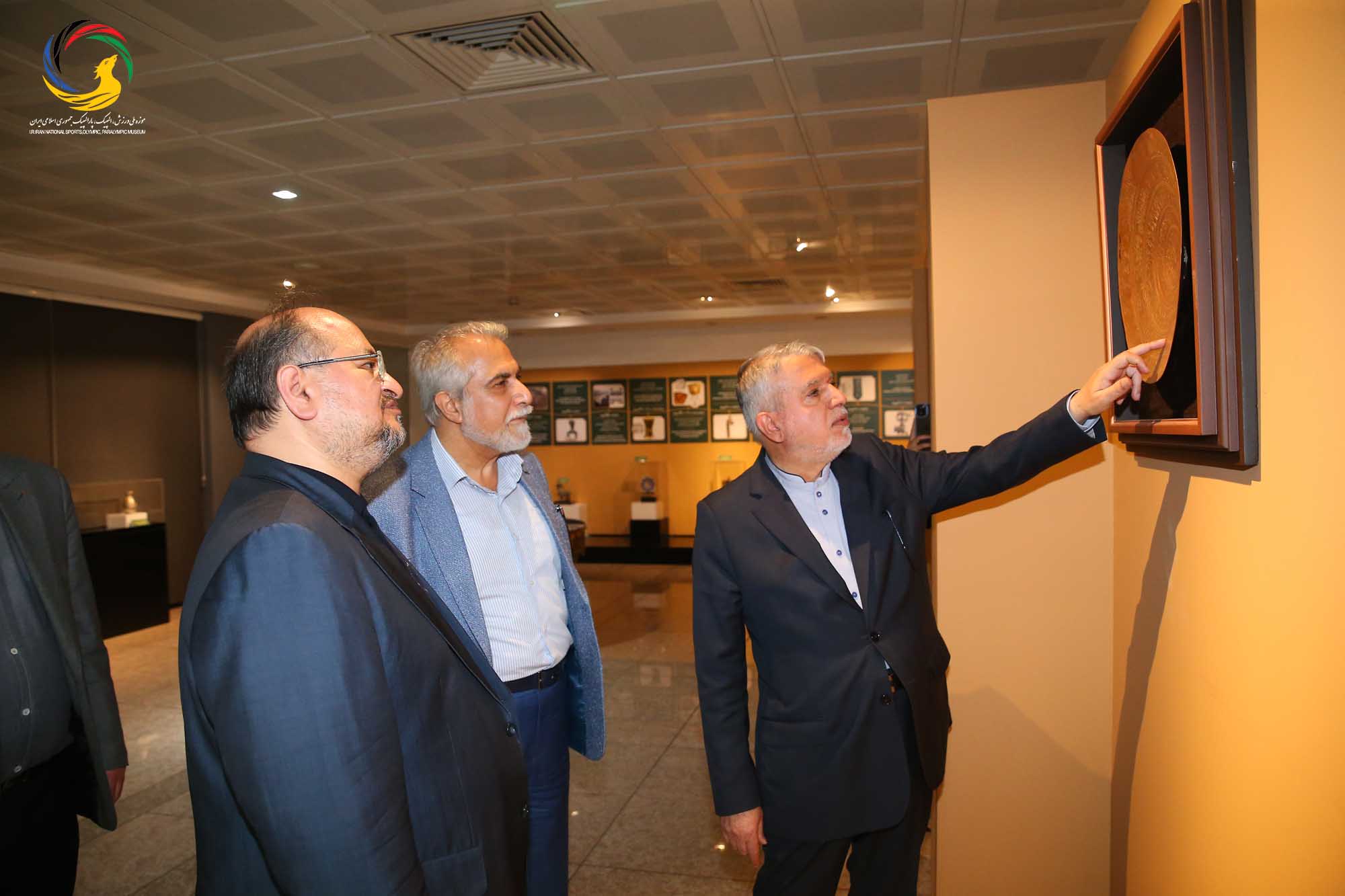 بازدید محمد شریعتمداری وزیر سابق تعاون، کار و رفاه اجتماعی از موزه ملی ورزش، المپیک، پارالمپیک