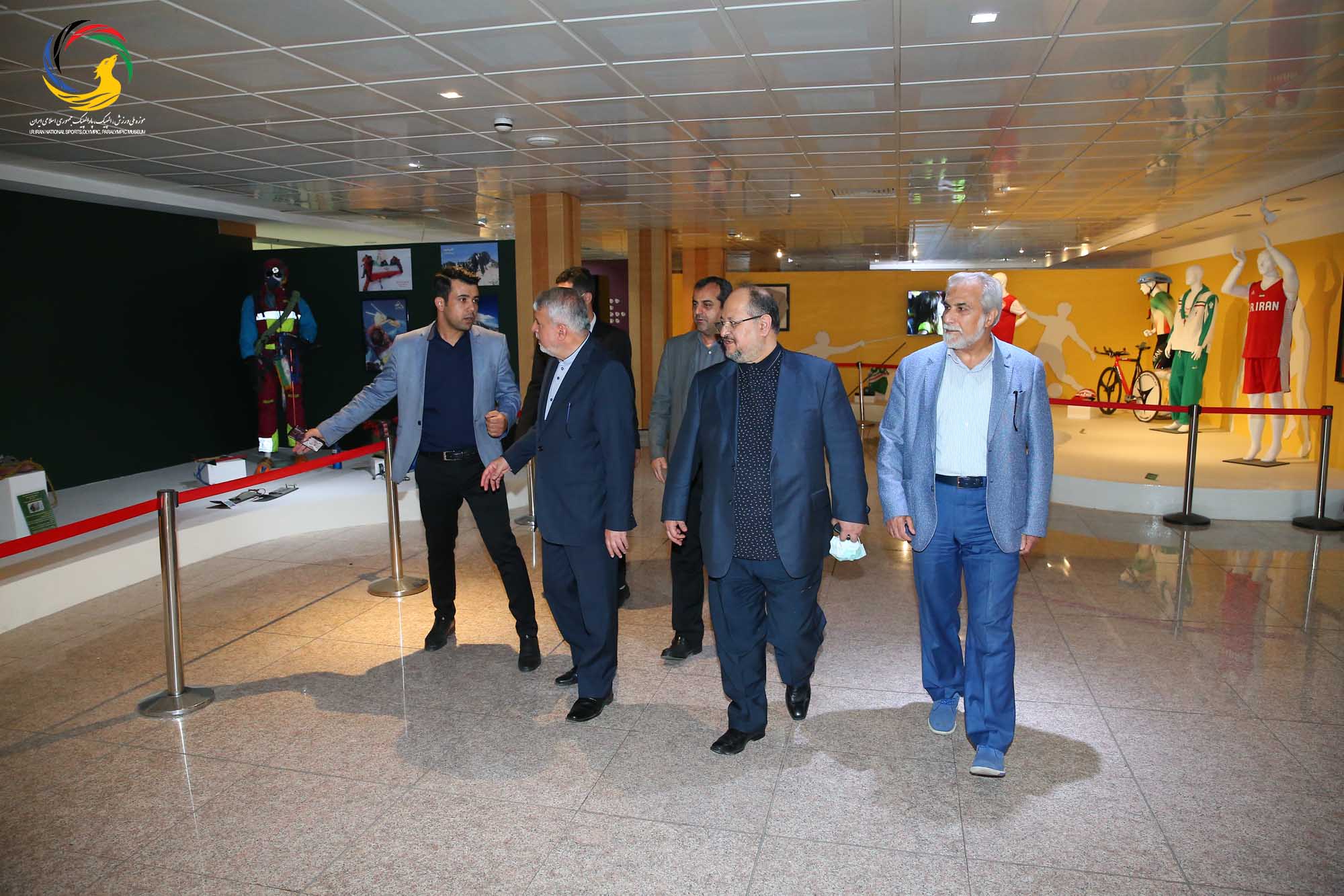 بازدید محمد شریعتمداری وزیر سابق تعاون، کار و رفاه اجتماعی از موزه ملی ورزش، المپیک، پارالمپیک