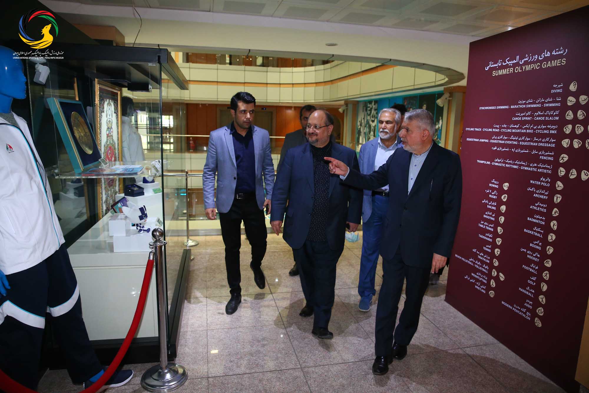 بازدید محمد شریعتمداری وزیر سابق تعاون، کار و رفاه اجتماعی از موزه ملی ورزش، المپیک، پارالمپیک