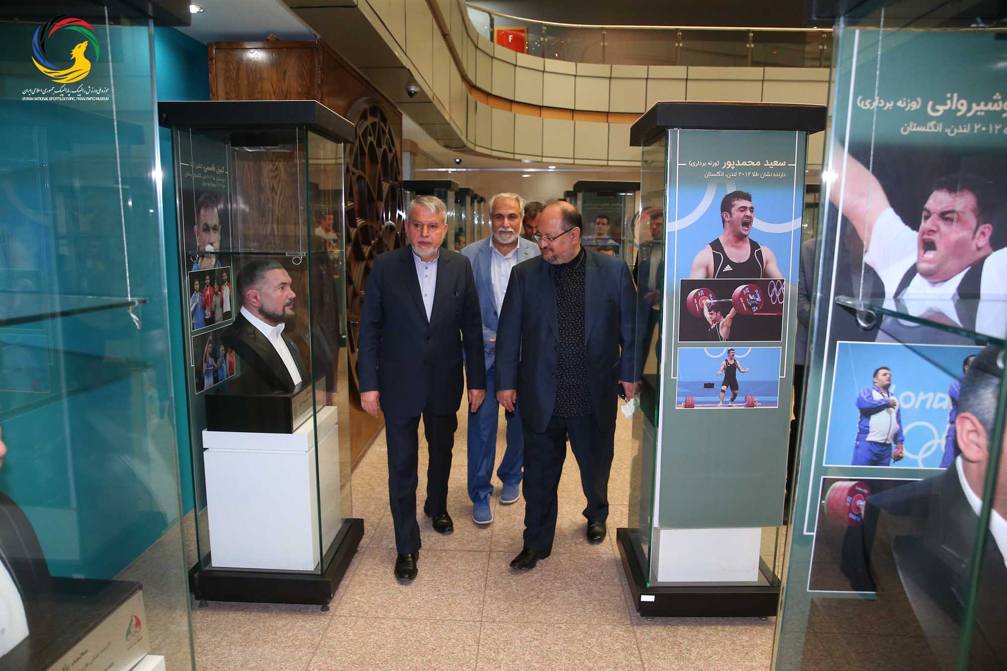بازدید محمد شریعتمداری وزیر سابق تعاون، کار و رفاه اجتماعی از موزه ملی ورزش، المپیک، پارالمپیک