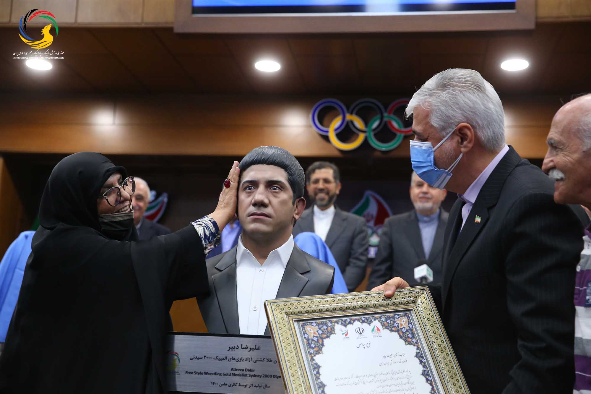 مراسم رونمایی از سردیس قهرمانان المپیک (علیرضا دبیر، یوسف کرمی، مراد محمدی، حمید سوریان و بهداد سلیمی)