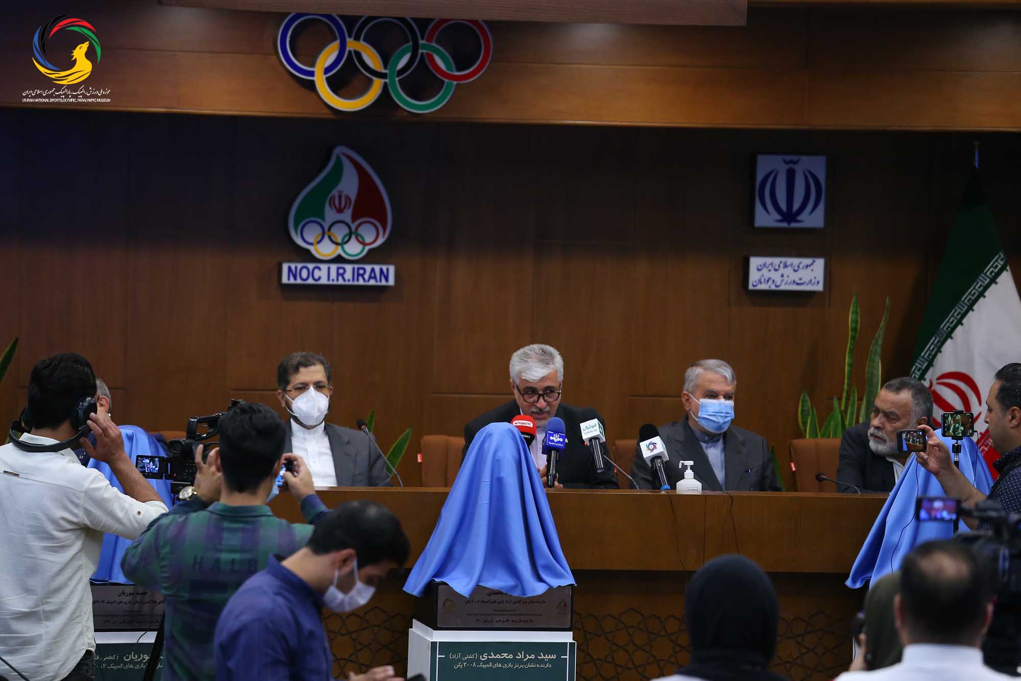 مراسم رونمایی از سردیس قهرمانان المپیک (علیرضا دبیر، یوسف کرمی، مراد محمدی، حمید سوریان و بهداد سلیمی)