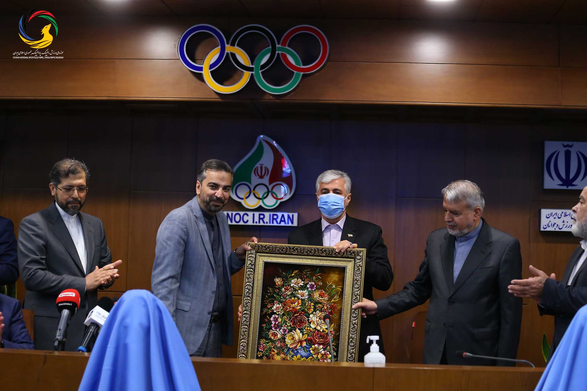 مراسم رونمایی از سردیس قهرمانان المپیک (علیرضا دبیر، یوسف کرمی، مراد محمدی، حمید سوریان و بهداد سلیمی)