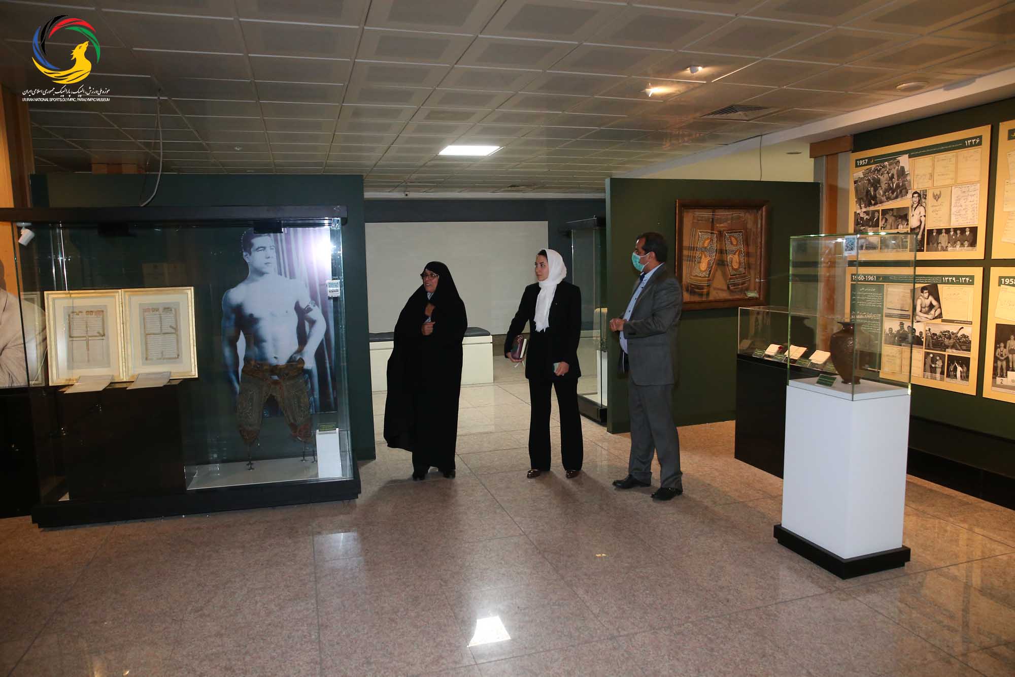 بازدید سمیرا اصغری جوانترین عضو کمیته بین المللی المپیک (IOC member) به همراه مهین فرهادی زاد معاون سابق توسعه ورزش بانوان وزارت ورزش و جوانان از موزه ملی ورزش، المپیک، پارالمپیک