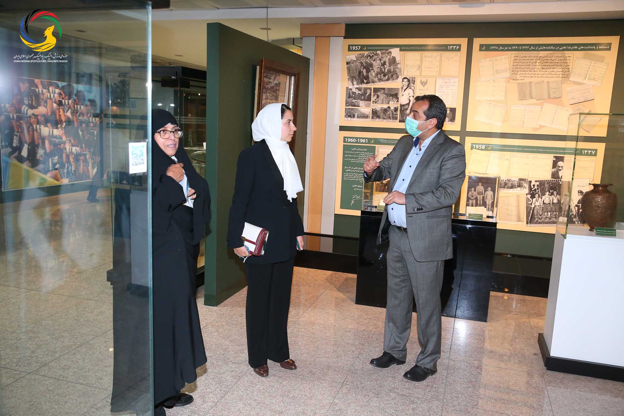 بازدید سمیرا اصغری جوانترین عضو کمیته بین المللی المپیک (IOC member) به همراه مهین فرهادی زاد معاون سابق توسعه ورزش بانوان وزارت ورزش و جوانان از موزه ملی ورزش، المپیک، پارالمپیک