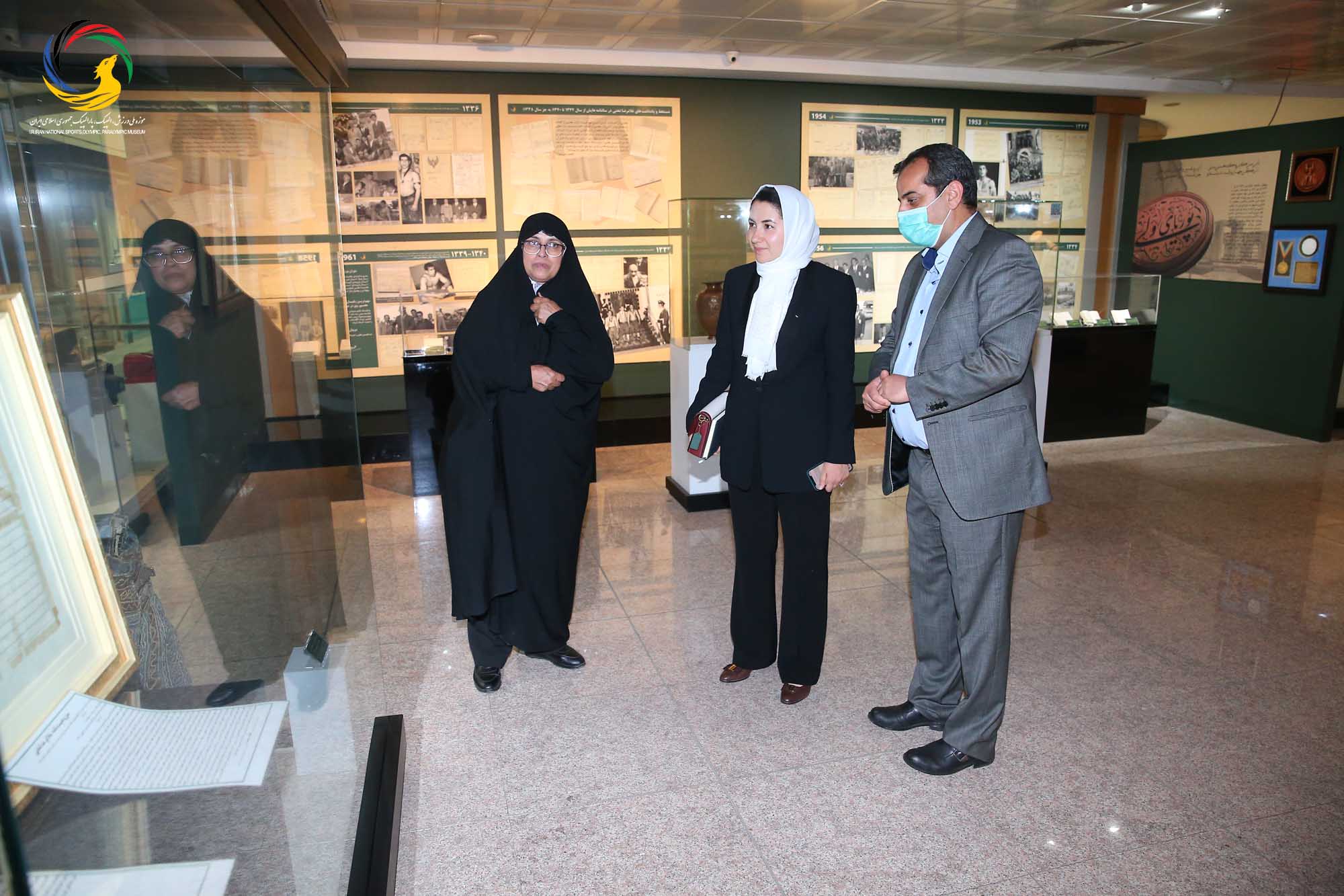 بازدید سمیرا اصغری جوانترین عضو کمیته بین المللی المپیک (IOC member) به همراه مهین فرهادی زاد معاون سابق توسعه ورزش بانوان وزارت ورزش و جوانان از موزه ملی ورزش، المپیک، پارالمپیک