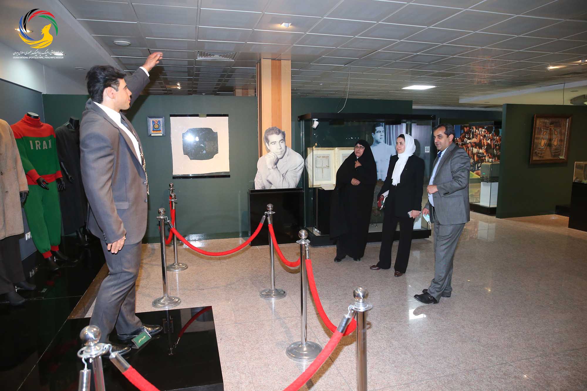 بازدید سمیرا اصغری جوانترین عضو کمیته بین المللی المپیک (IOC member) به همراه مهین فرهادی زاد معاون سابق توسعه ورزش بانوان وزارت ورزش و جوانان از موزه ملی ورزش، المپیک، پارالمپیک