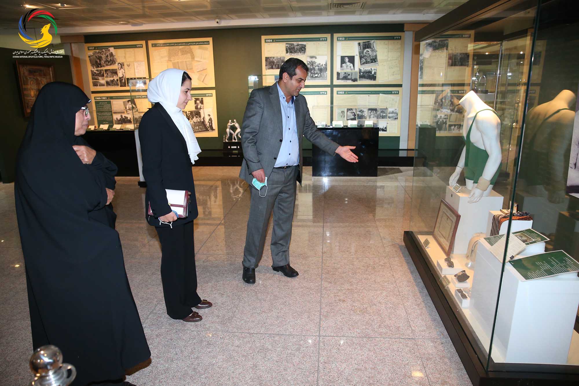 بازدید سمیرا اصغری جوانترین عضو کمیته بین المللی المپیک (IOC member) به همراه مهین فرهادی زاد معاون سابق توسعه ورزش بانوان وزارت ورزش و جوانان از موزه ملی ورزش، المپیک، پارالمپیک