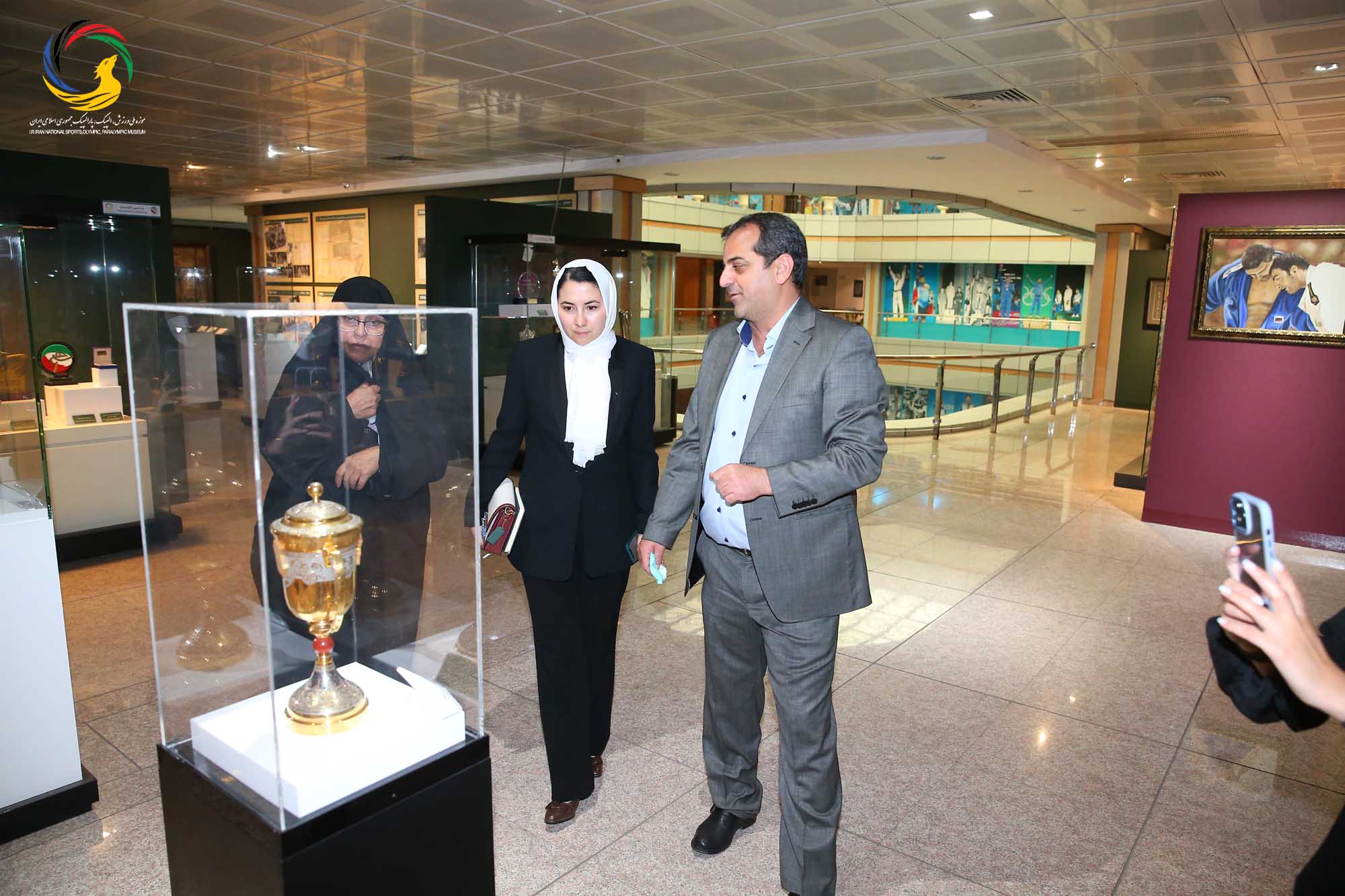 بازدید سمیرا اصغری جوانترین عضو کمیته بین المللی المپیک (IOC member) به همراه مهین فرهادی زاد معاون سابق توسعه ورزش بانوان وزارت ورزش و جوانان از موزه ملی ورزش، المپیک، پارالمپیک