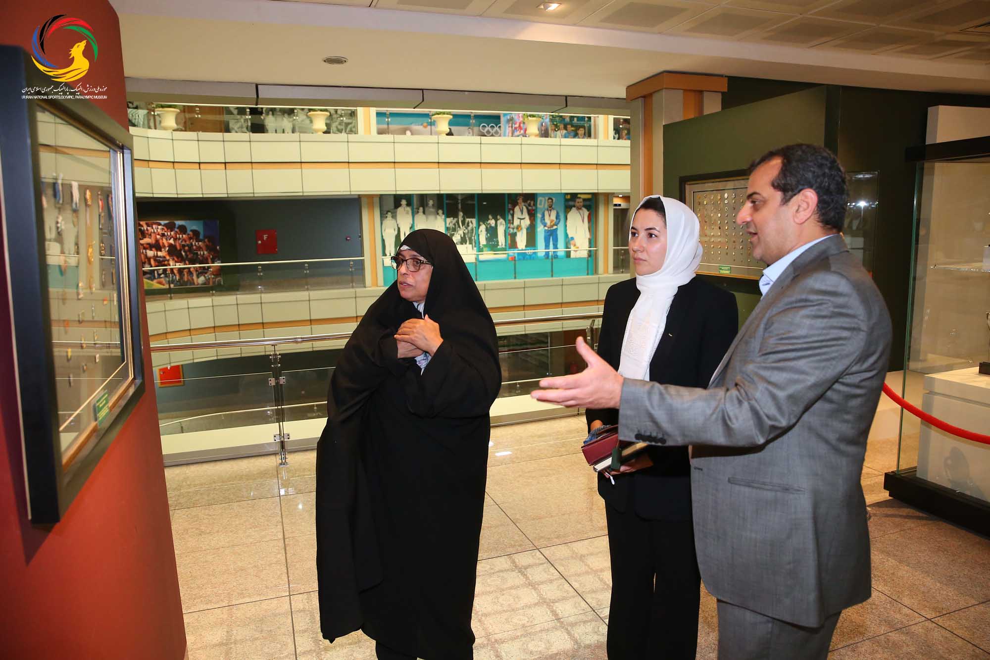 بازدید سمیرا اصغری جوانترین عضو کمیته بین المللی المپیک (IOC member) به همراه مهین فرهادی زاد معاون سابق توسعه ورزش بانوان وزارت ورزش و جوانان از موزه ملی ورزش، المپیک، پارالمپیک