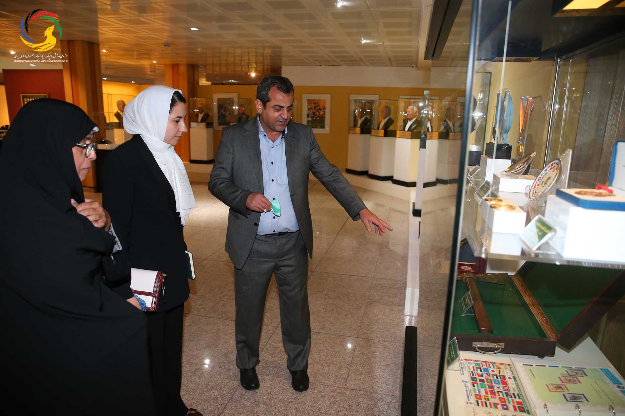 بازدید سمیرا اصغری جوانترین عضو کمیته بین المللی المپیک (IOC member) به همراه مهین فرهادی زاد معاون سابق توسعه ورزش بانوان وزارت ورزش و جوانان از موزه ملی ورزش، المپیک، پارالمپیک