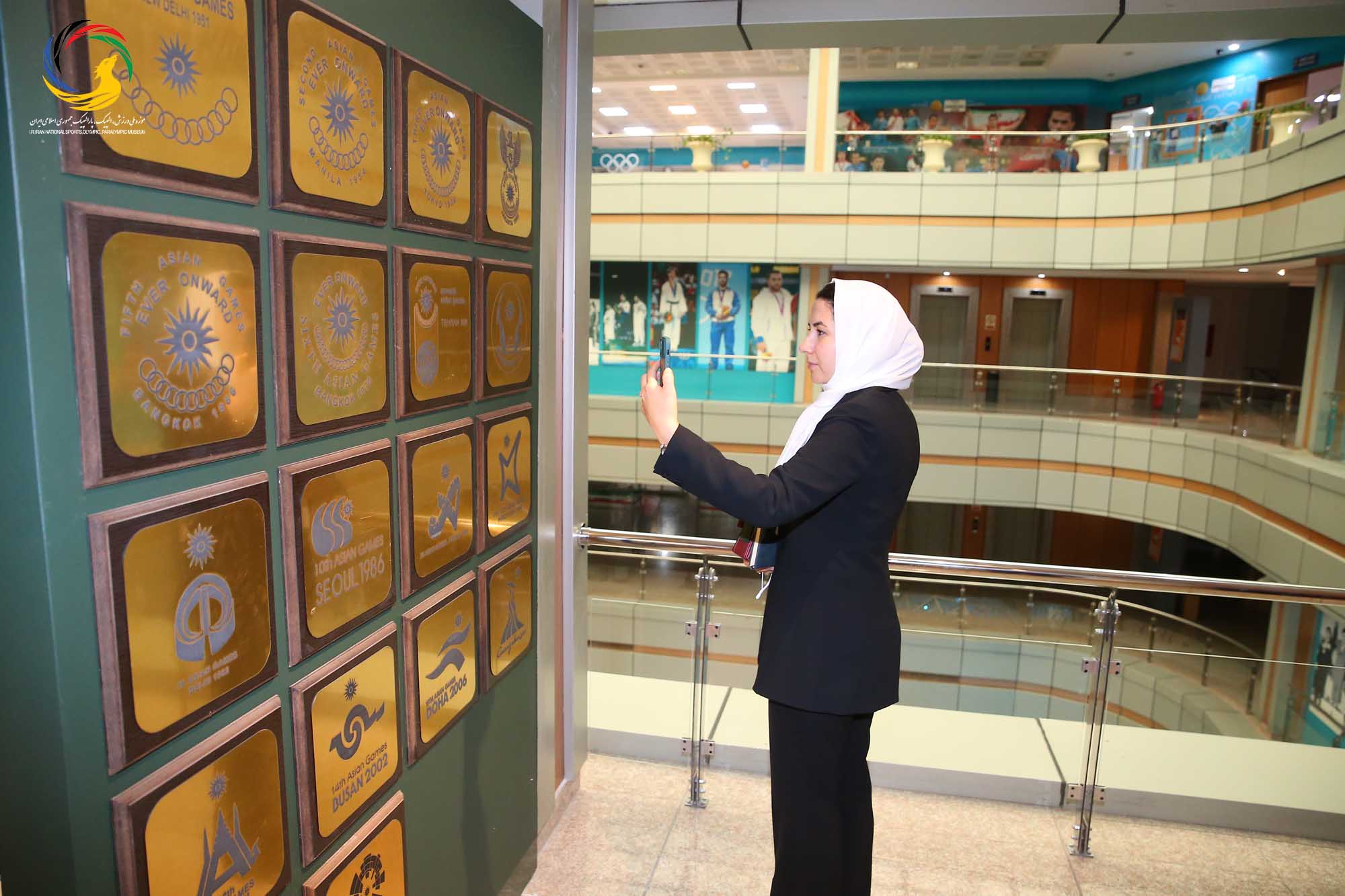 بازدید سمیرا اصغری جوانترین عضو کمیته بین المللی المپیک (IOC member) به همراه مهین فرهادی زاد معاون سابق توسعه ورزش بانوان وزارت ورزش و جوانان از موزه ملی ورزش، المپیک، پارالمپیک