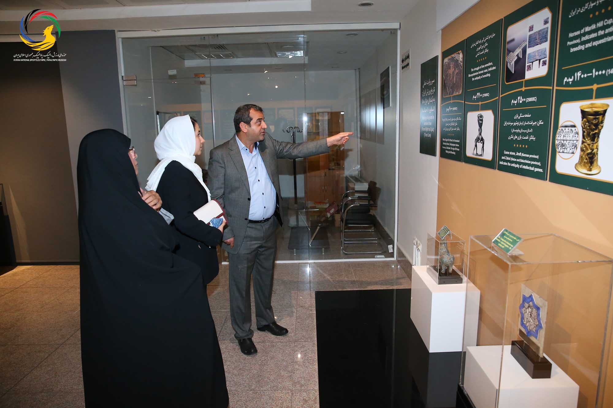 بازدید سمیرا اصغری جوانترین عضو کمیته بین المللی المپیک (IOC member) به همراه مهین فرهادی زاد معاون سابق توسعه ورزش بانوان وزارت ورزش و جوانان از موزه ملی ورزش، المپیک، پارالمپیک