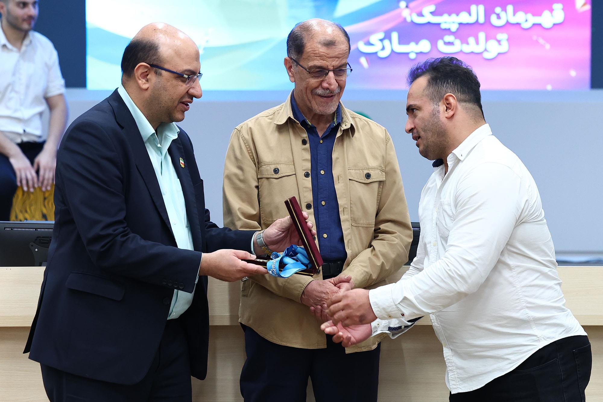 اهدای مدال توسط قهرمانان المپیک به موزه ملی ورزش